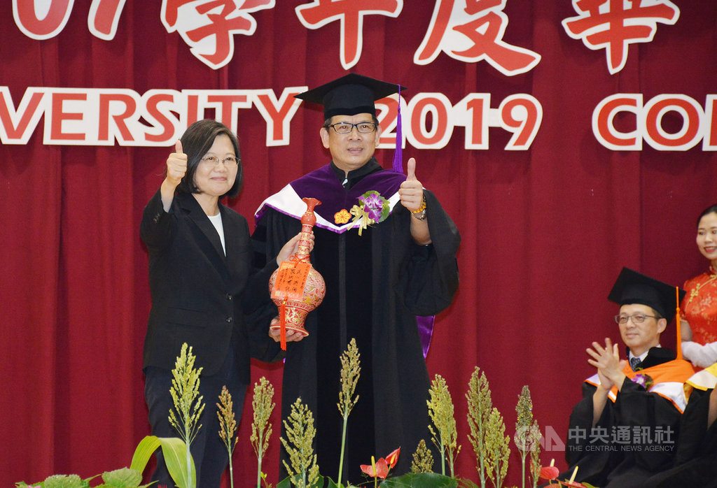 總統蔡英文(左)15日跨海到金門出席國立金門大學畢業典禮,金大校長陳建民(左2)並致贈紀念禮品給蔡總統。中央社記者黃慧敏攝 108年6月15日