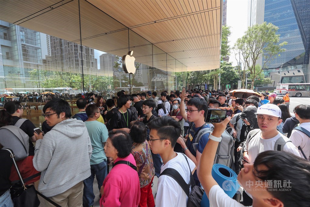 蘋果公司(Apple)在台第2家直營店「Apple信義A13」15日上午開幕,一早就湧現排隊人潮。中央社記者裴禛攝 108年6月15日
