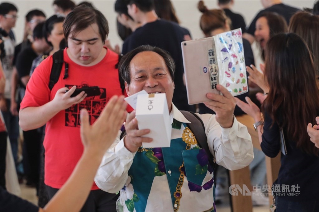 蘋果公司(Apple)在台第2家直營店「Apple信義A13」15日上午開幕,吸引大批果粉排隊朝聖,民眾入場後拍照留念,難掩興奮心情。中央社記者裴禛攝 108年6月15日