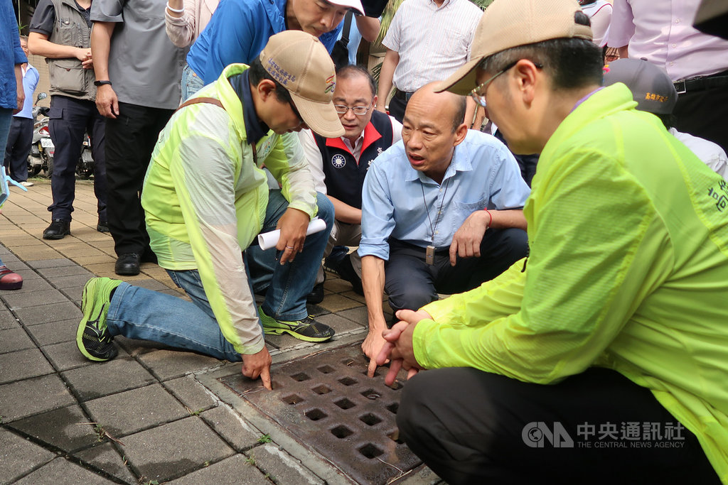 高雄市長韓國瑜(前左2)15日上午出席三民區登革熱擴大防疫誓師活動,並勘查溝渠防治覆蓋情形,促加強勿懈怠。中央社記者王淑芬攝 108年6月15日