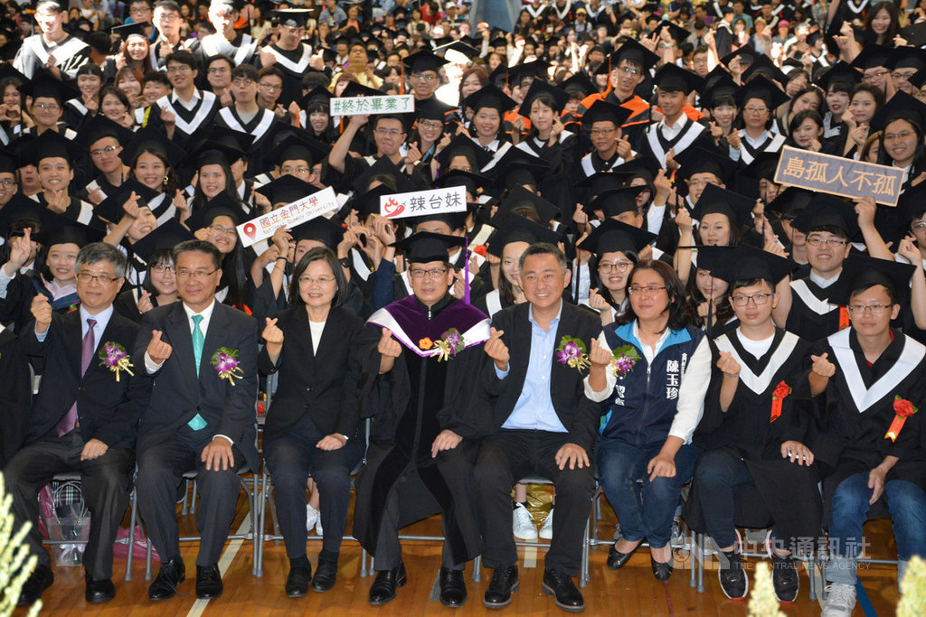總統蔡英文(前左3)15日出席國立金門大學107學年度畢業典禮,與內政部長徐國勇(前左2)、金門縣長楊鎮浯(前右4)等人一同和畢業學子手比小愛心合影。中央社記者黃慧敏攝 108年6月15日