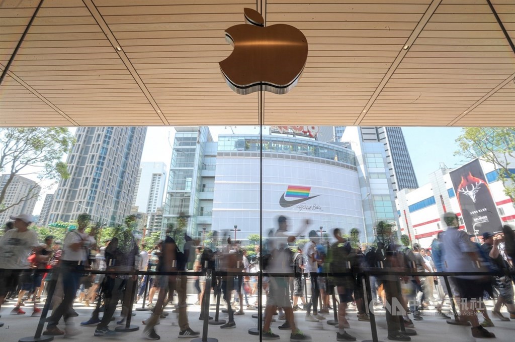 蘋果公司(Apple)在台第2家直營店「Apple信義A13」15日上午開幕,店外一早就擠滿排隊人潮,現場拉起排隊圍欄引導動線。中央社記者裴禛攝 108年6月15日