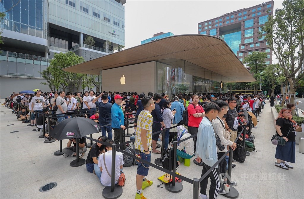 蘋果公司(Apple)在台第2家直營店「Apple信義A13」15日上午開幕,許多民眾難掩興奮心情,漏夜排隊等候進場。中央社記者裴禛攝 108年6月15日