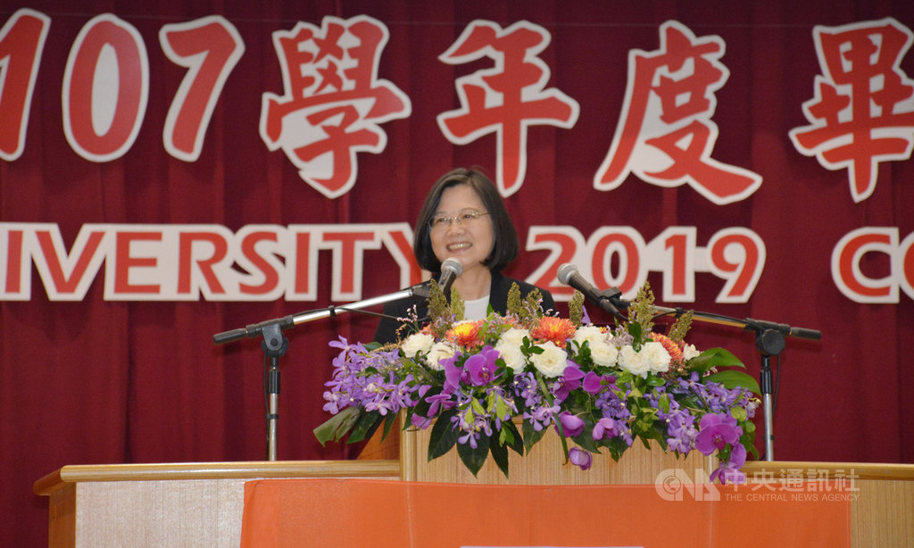 國立金門大學15日舉行107學年度畢業典禮,總統蔡英文出席致詞表示,中國不應該被忽略,但是如果世界觀被「鎖在中國」,台灣就註定沒有辦法走向世界。中央社記者黃慧敏攝 108年6月15日