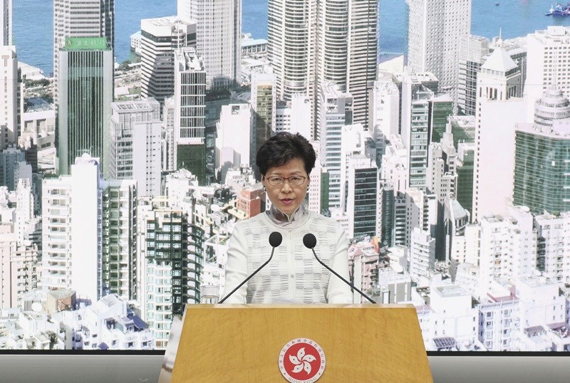 香港行政長官林鄭月娥15日宣布港府決定暫緩修訂逃犯條例。她指出,由於台灣已表明不會接受在現有修例情況下,移交涉嫌在台殺人的陳同佳,因此修例迫切性已不存在。(共同社提供)