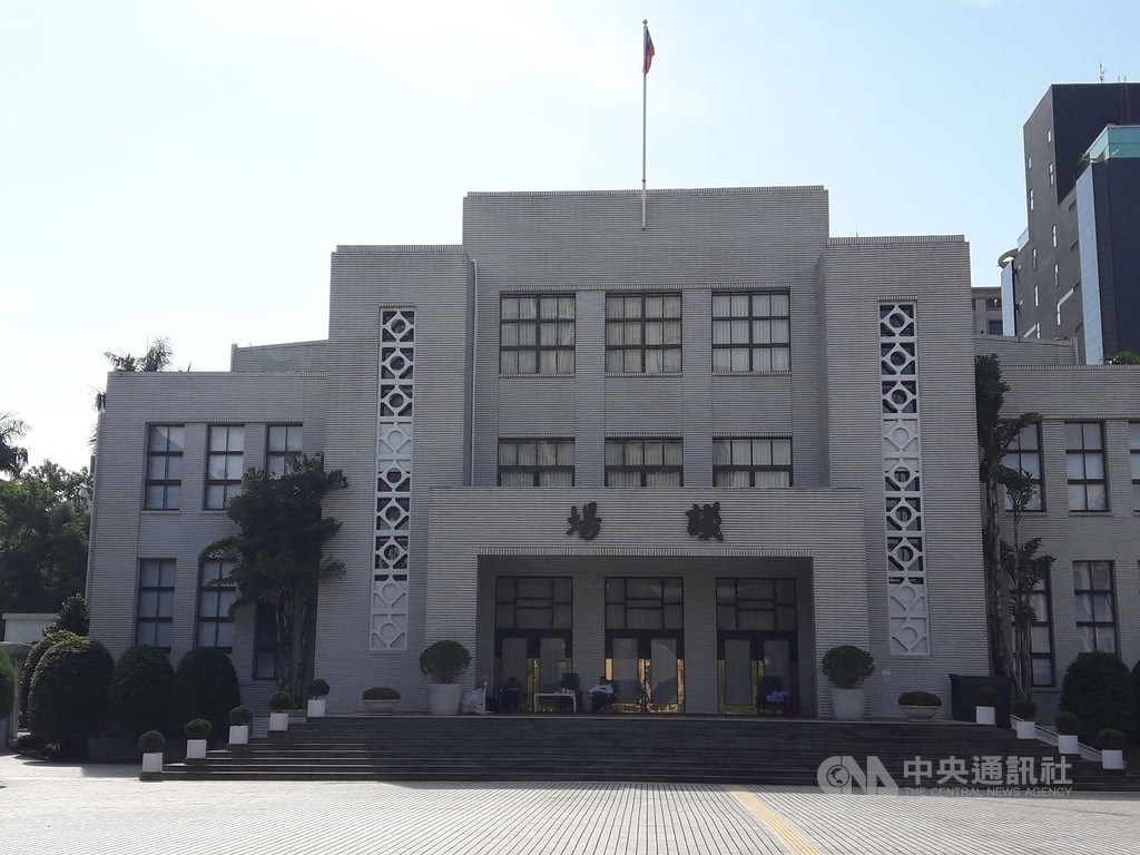 立法院擬17日起召開臨時會,國民黨團備戰;民進黨團則期盼透過朝野溝通和協商,減少表決和衝突。圖為16日立法院議場前,民進黨團持續動員立委輪留守候議場門口,要搶下排案權優先處理黨團所列議程。中央社記者范正祥攝 108年6月16日