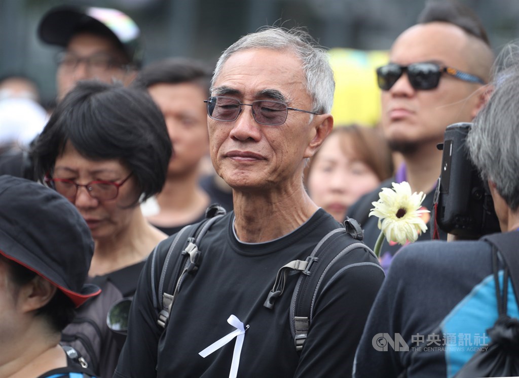 香港泛民主派團體民間人權陣線16日再次發起反修訂逃犯條例大遊行,隊伍中不少民眾戴上白絲帶、獻上白花,對15日不幸墜樓身亡的反送中男子表達悼念。中央社記者裴禛香港攝 108年6月16日