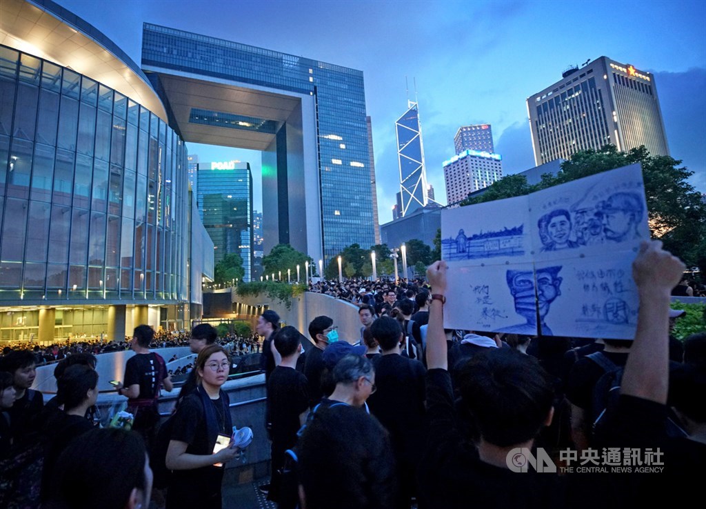 香港泛民主派團體民間人權陣線16日再次發起反修訂逃犯條例大遊行,遊行群眾將政府總部和立法會團團包圍,以高舉標語、看板等方式表達訴求。中央社記者裴禛香港攝 108年6月16日