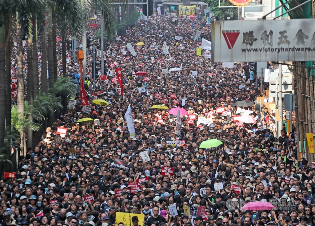 香港泛民主派團體民間人權陣線16日再次舉行反修訂逃犯條例大遊行,大批民眾身穿黑衣走上街頭表訴求。中央社記者裴禛香港攝 108年6月16日
