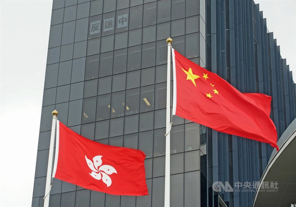 在香港行政長官林鄭月娥宣布暫緩修訂逃犯條例後,泛民主派團體民間人權陣線16日按原計畫舉行反修例大遊行,要求完全撤回惡法,將遊行至金鐘政府總部。立法會大樓內貼有反送中標語。中央社記者裴禛香港攝 108年6月16日