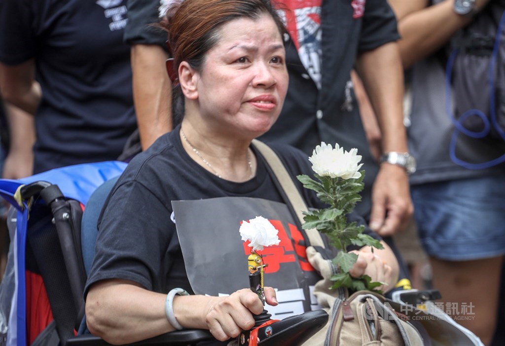 香港泛民主派團體民間人權陣線16日再次發起反修訂逃犯條例大遊行,號召出上百萬香港市民上街,有民眾身穿黑衣、手持白花加入遊行隊伍。中央社記者裴禛香港攝 108年6月16日