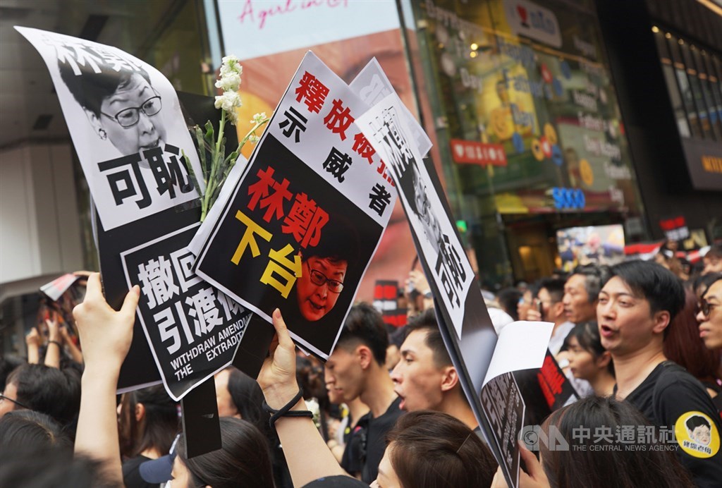 香港泛民主派團體民間人權陣線16日再次發起反修訂逃犯條例大遊行,大批民眾身穿黑衣走上街頭,要求行政長官林鄭月娥下台。中央社記者裴禛香港攝 108年6月16日