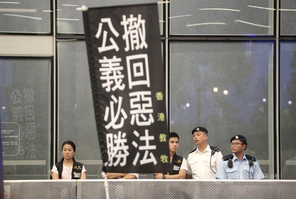 香港泛民主派團體民間人權陣線16日再次發起反修訂逃犯條例大遊行,民眾在立法會大門口立起標語,警察戒備維安。中央社記者裴禛香港攝 108年6月16日
