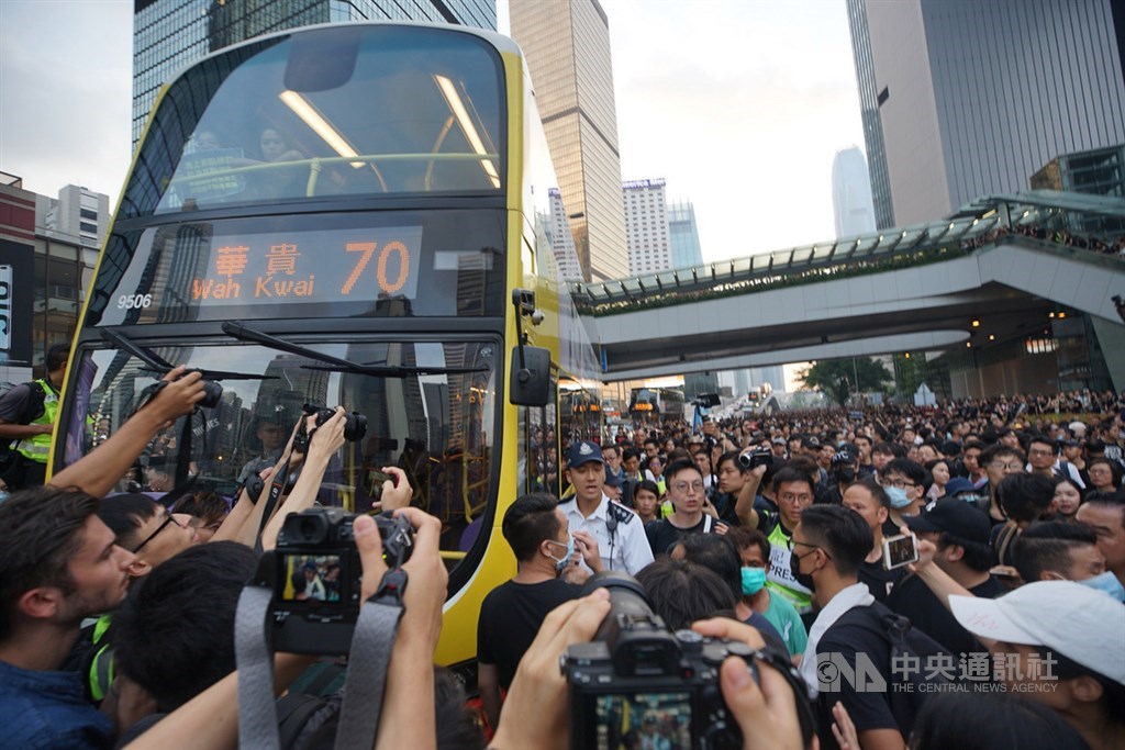 香港反送中大批民眾16日身穿黑衣走上街頭表達訴求,車道上塞滿人潮。中央社記者裴禛香港攝 108年6月16日