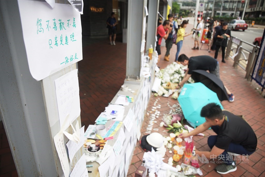 香港一名支持反對修訂逃犯條例的男子15日晚間在金鐘太古廣場高處懸掛示威橫額時,墜樓送醫不治死亡,16日上午許多民眾來到失事地獻花留言,盼亡者安息。中央社記者裴禛香港攝 108年6月16日