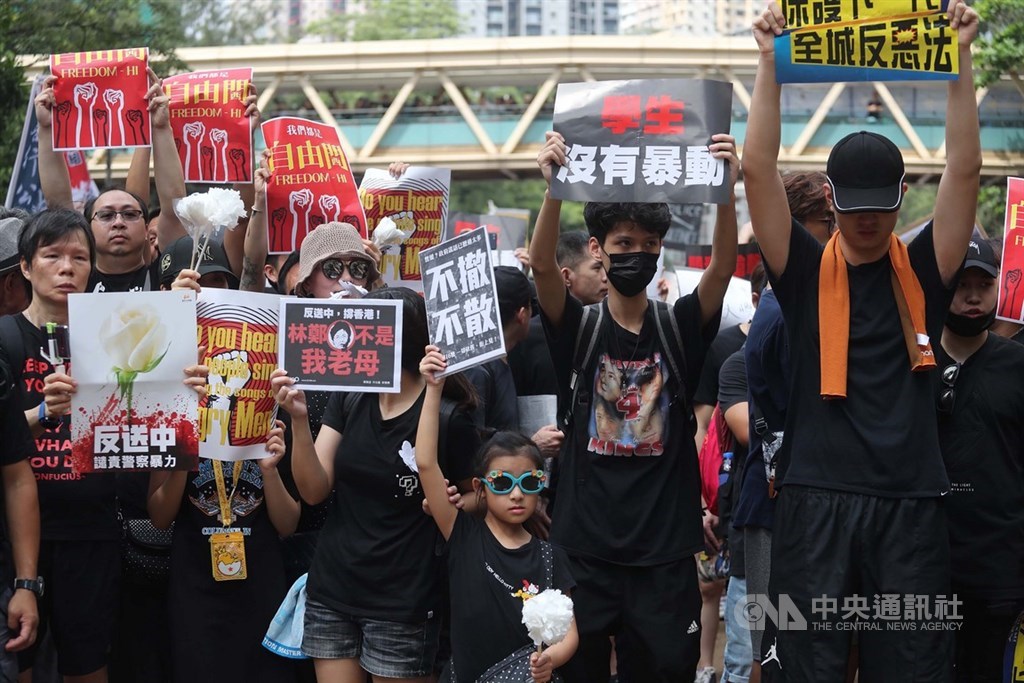 香港泛民主派團體民間人權陣線16日舉行反修訂逃犯條例大遊行,民眾身穿黑衣走上街頭、手舉標語,要求完全撤回修訂逃犯條例草案。中央社記者裴禛香港攝 108年6月16日