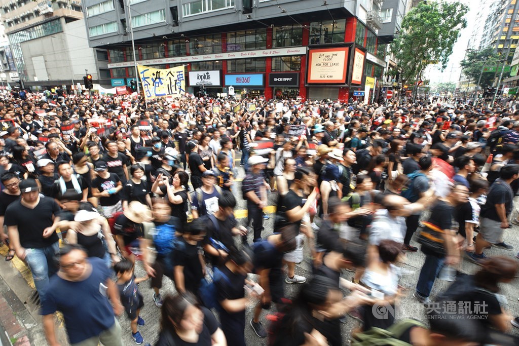 香港泛民主派團體民間人權陣線16日舉行反修訂逃犯條例大遊行,由於人潮洶湧,原訂下午3時開始的遊行、提前20分鐘啟動。中央社記者裴禛香港攝 108年6月16日