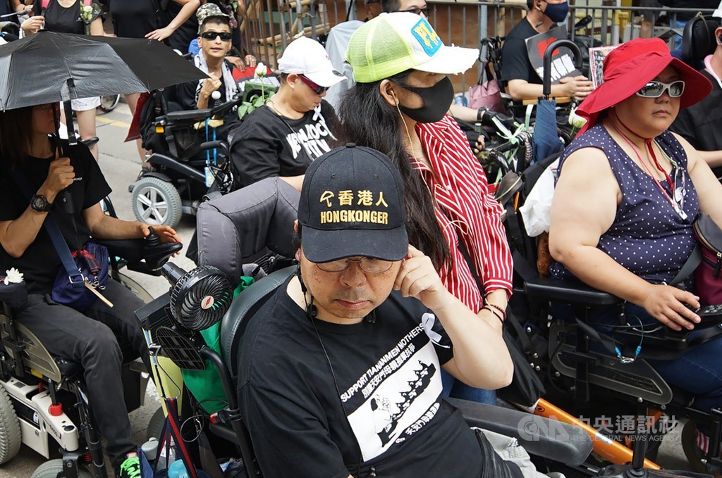 香港泛民主派團體民間人權陣線16日再次發起反修訂逃犯條例大遊行,多名身障者也加入遊行行列,在起始點集結等待。中央社記者裴禛香港攝 108年6月16日