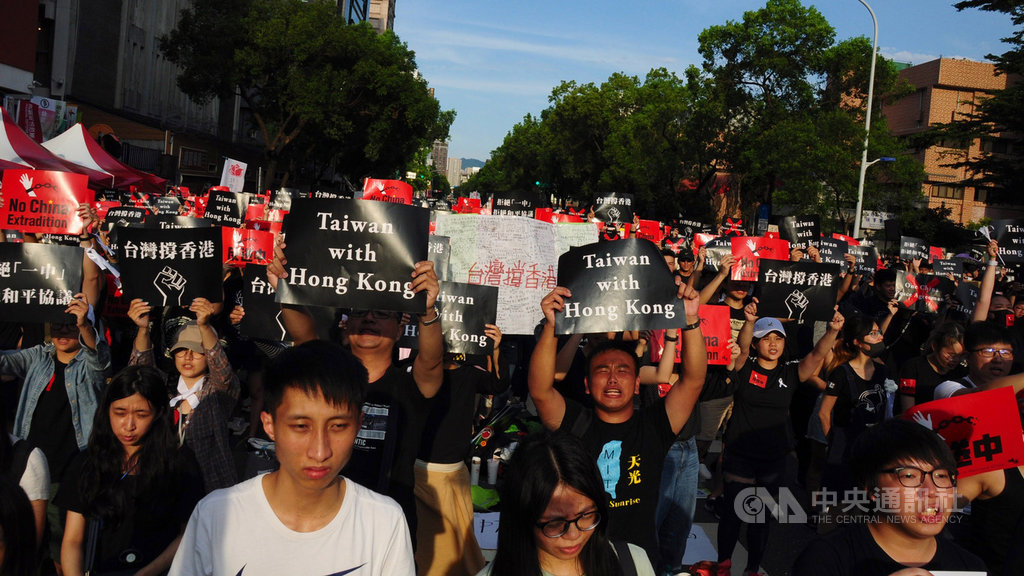 近萬人參加16日在立法院前舉行的「撐香港,反送中」集會,現場合唱香港家喻戶曉的的「海闊天空」,許多港人聞聲紛紛激動落淚。中央社記者沈朋達台北攝 108年6月16日
