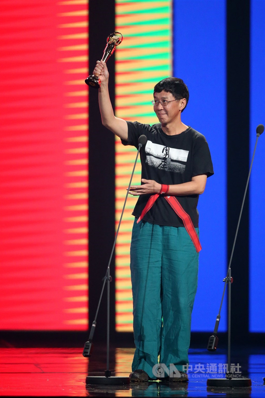美濃客家歌手林生祥認為音樂語言沒有國界,不該以族群語言區分,因此在2007年金曲獎頒獎典禮上拒絕領最佳客語男歌手獎,是金曲獎史上首位拒領獎項的得獎者。圖為2017年生祥樂隊奪下第28屆金曲獎評審團獎,林生祥上台領獎致詞。(中央社記者吳家昇 2017年6月24日)