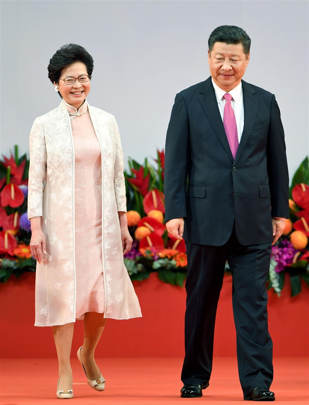 香港特首林鄭月娥(左)15日宣布暫緩修訂逃犯條例,紐約時報分析,這是2012年習近平接任中共總書記以來,中國政府在單一政治議題上所做最大讓步。(檔案照片/共同社提供)