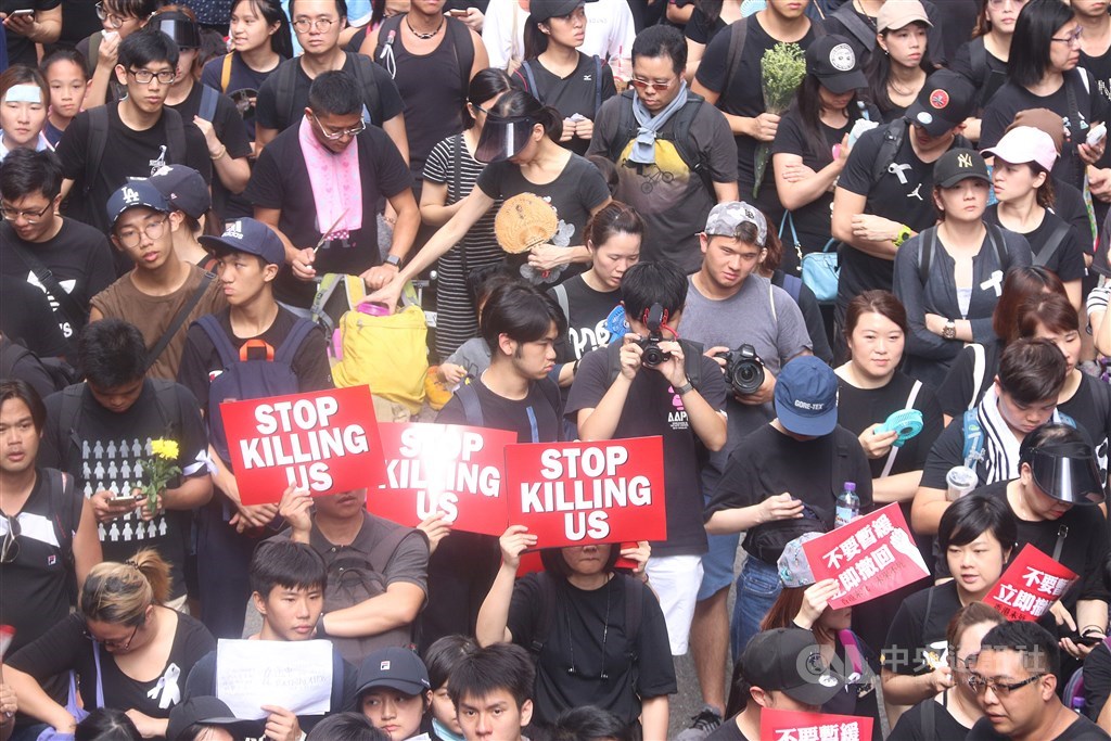 香港反送中大遊行16日再次登場。圖為年輕示威者手持STOP KILLING US的英文標語。中央社記者張謙香港攝 108年6月16日