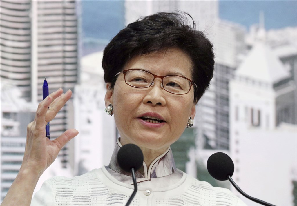 香港行政長官林鄭月娥15日宣布暫緩修訂逃犯條例,路透社引述消息人士稱,北京認為香港政府對修法爭議的處理方式相當拙劣。(檔案照片/共同社提供)