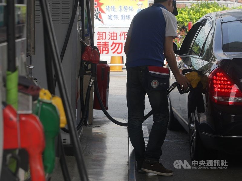 中油公司自17日凌晨零時起,調漲各式汽、柴油價格每公升各0.1元。(中央社檔案照片)