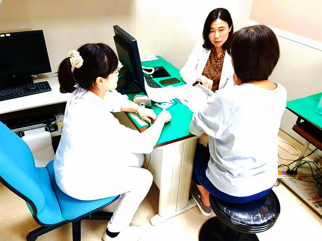 「病人自主權利法」已經實施,台中市澄清醫院從預立醫療自主諮商門診中發現,完成醫療自主的個案中,大部分與少子化和低薪化有關。圖為諮詢情境圖。(澄清醫院提供)中央社記者郝雪卿傳真 108年6月17日