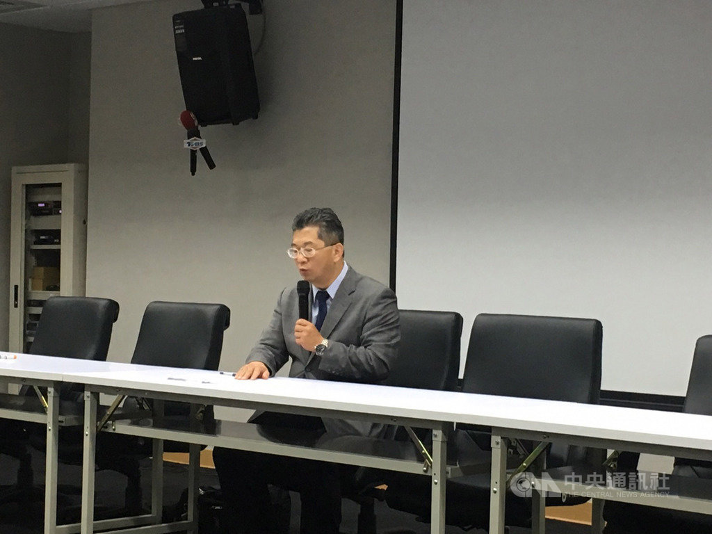 勞動部17日再度召開長榮航空勞資協商會前會,勞動部次長劉士豪會後表示,雙方在會中達成共識,將於20日下午1時在台北凱撒大飯店召開協商會議,場地費用由勞資雙方各負擔一半。中央社記者吳欣紜攝 108年6月17日