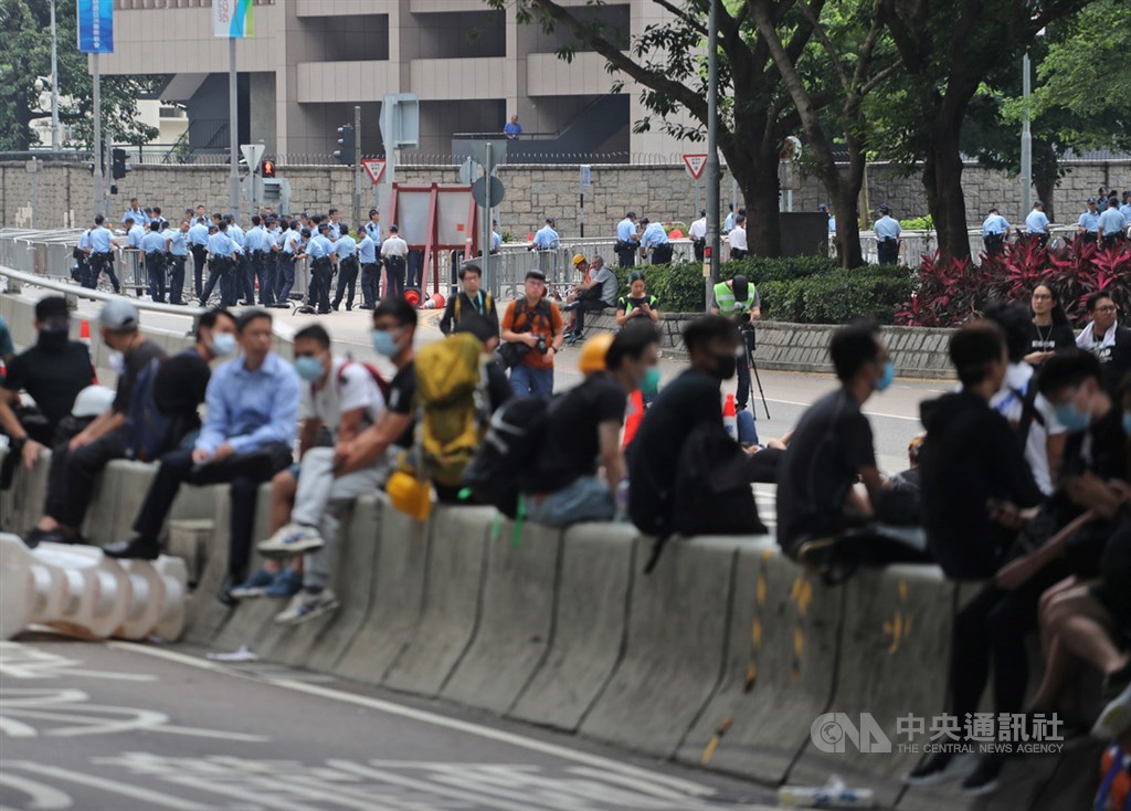 香港泛民主派團體民間人權陣線16日再次發起反修訂逃犯條例大遊行,17日上午仍有抗爭者占據車道不願離開,警方在政府總部周遭陸續增援,呼籲示威者自行離開。中央社記者裴禛香港攝 108年6月17日