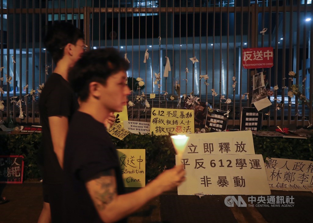 香港泛民主派團體民間人權陣線16日再次發起反修訂逃犯條例大遊行,17日凌晨仍有不少民眾未離去,在政府總部圍欄放置標語,要求釋放612抗議活動被逮捕的學生。中央社記者裴禛香港攝 108年6月17日