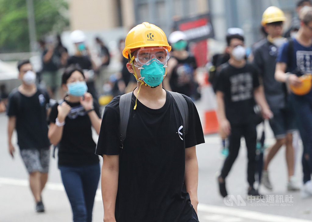 香港泛民主派團體民間人權陣線16日再次發起反修訂逃犯條例大遊行,17日仍有抗爭者占據車道,上午10時後已撤至立法會示威區。中央社記者裴禛香港攝 108年6月17日