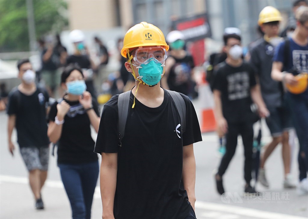 香港泛民主派團體民間人權陣線16日再次發起反修訂逃犯條例大遊行,17日上午有抗爭者占據車道,戴上防護裝備準備持續抗戰。中央社記者裴禛香港攝 108年6月17日