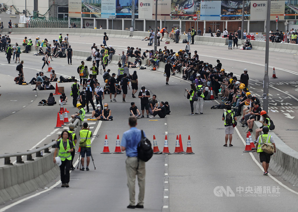 香港泛民主派團體民間人權陣線16日再次發起反修訂逃犯條例大遊行,17日上午仍有抗爭者占據道路,準備持續抗戰。中央社記者裴禛香港攝 108年6月17日