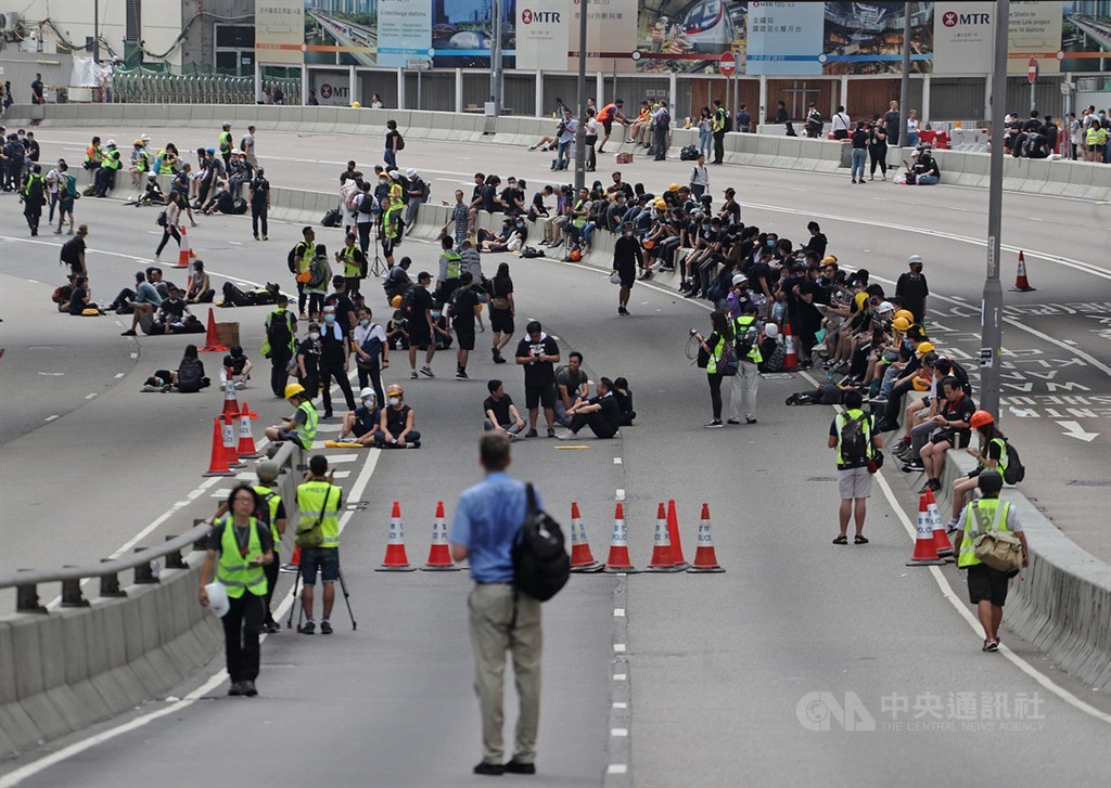 香港泛民主派團體民間人權陣線16日再次發起反修訂逃犯條例大遊行,17日上午仍有抗爭者占據道路,準備持續抗戰。中央社記者裴禛香港攝 108年6月17日
