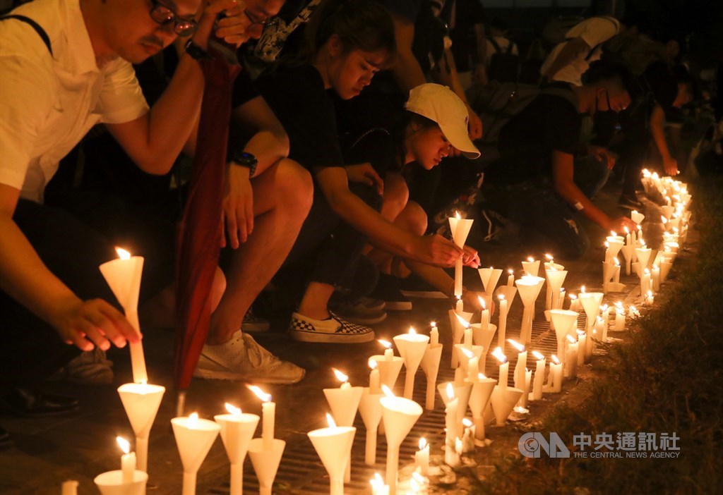 香港泛民主派團體民間人權陣線16日再次發起反修訂逃犯條例大遊行,17日凌晨仍有不少民眾不肯離去,在政府總部周圍持續抗爭,現場點起白色蠟燭悼念墜樓抗爭者,持續守夜。中央社記者裴禛香港攝 108年6月17日