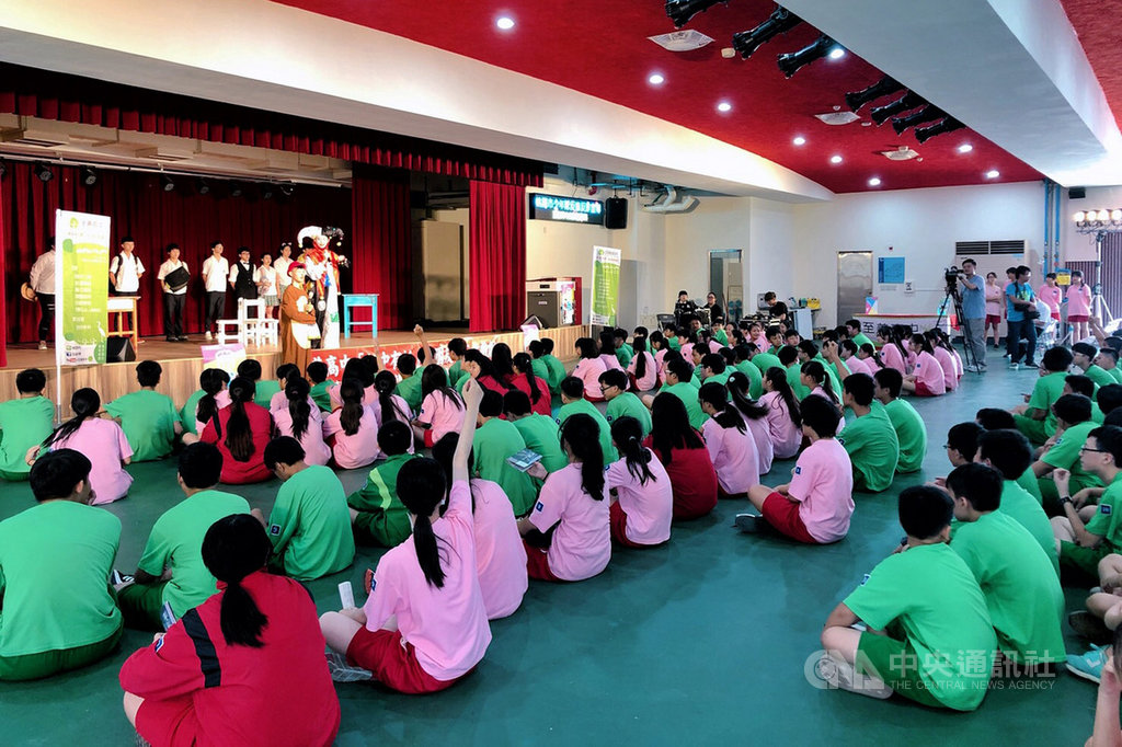 桃園市警局少年警察隊17日舉辦校園反毒反詐騙宣導活動,邀請至善高中師生以劇場互動方式向學生宣導,讓觀看的學生們有機會上台演出,透過更能引起共鳴的方式,讓宣導生動有趣。中央社記者吳睿騏桃園攝 108年6月17日