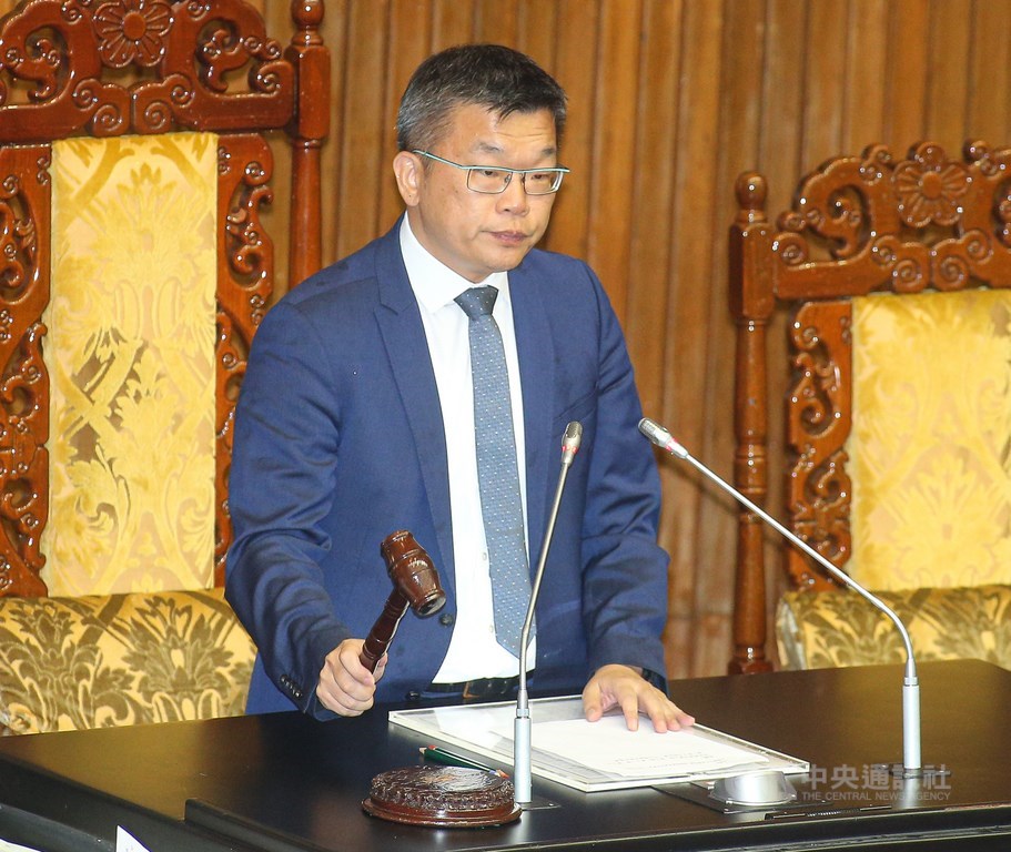 立法院會17日三讀修正通過公民投票法部分條文,明定公投日為8月第4個星期六,自民國110年起每2年舉辦一次,錯開選舉年。圖為主持會議的立法院副院長蔡其昌敲槌。中央社記者謝佳璋攝 108年6月17日