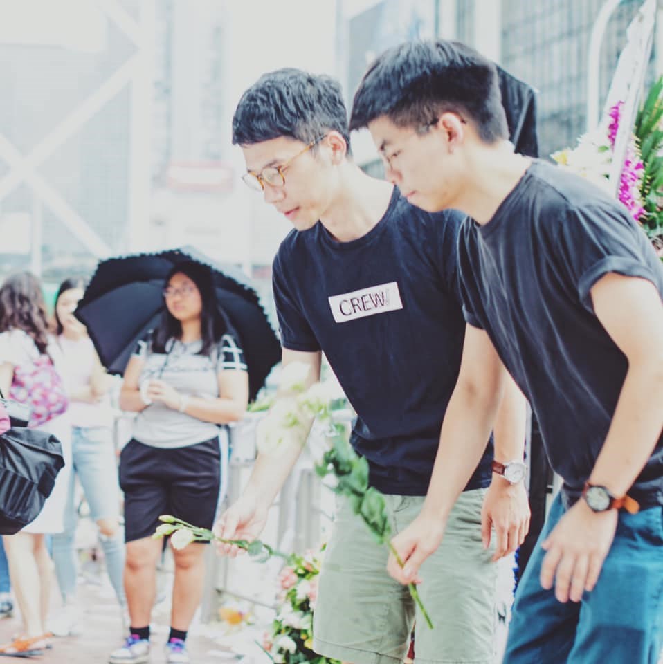 香港眾志秘書長黃之鋒(前)17日表示,遺憾無法與市民並肩作戰反送中,但出獄後會歸隊。(圖取自facebook.com/joshuawongchifung)
