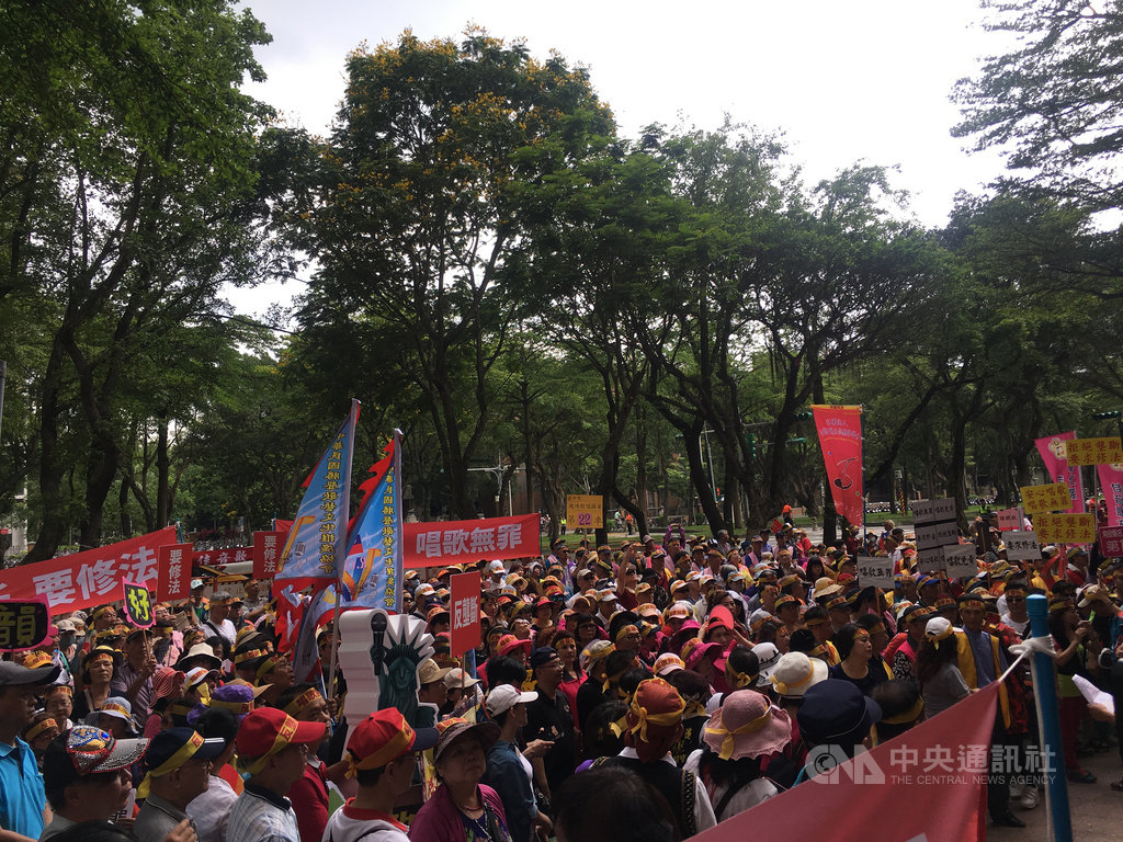 不滿伴唱機夯曲遭壟斷,多個歌唱協會、歌唱班等團體與伴唱機業者18日集結上千人至經濟部智慧財產局前陳情。中央社記者廖禹揚攝 108年6月18日