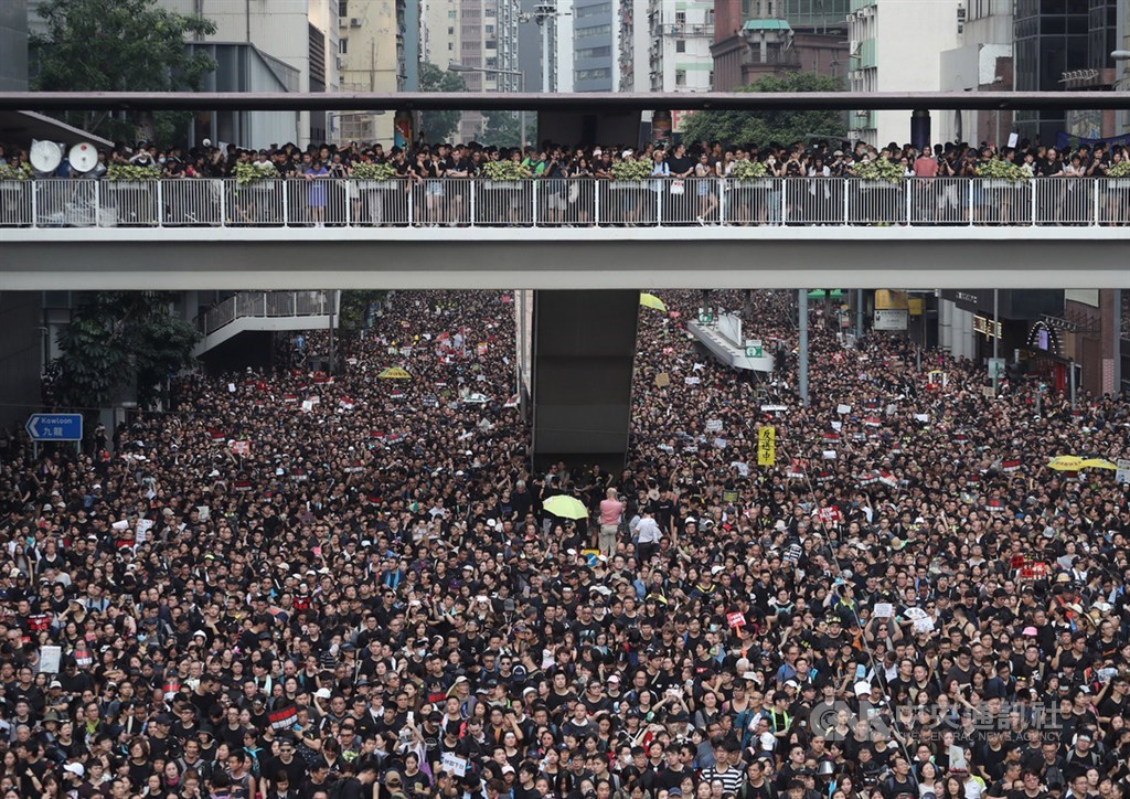 香港泛民主派團體民間人權陣線16日再發起反修訂逃犯條例大遊行,遊行群眾高喊口號表訴求,目的之一是要求行政長官林鄭月娥下台。(中央社檔案照片)