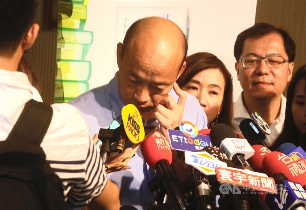 高雄市政府與行政院近日為了登革熱防疫經費多次交鋒,高雄市長韓國瑜(中)18日在市府鳳山行政中心出席市政會議後接受媒體訪問,回應相關問題。中央社記者董俊志攝 108年6月18日