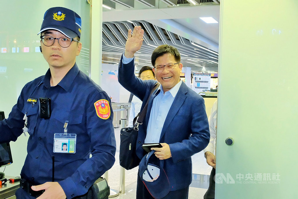 交通部長林佳龍(右)18日晚間率團搭機出訪,將代表中華民國前往貝里斯慶祝兩國建交30週年,他在機場對記者的提問僅揮手表示感謝。中央社記者吳睿騏桃園機場攝 108年6月18日