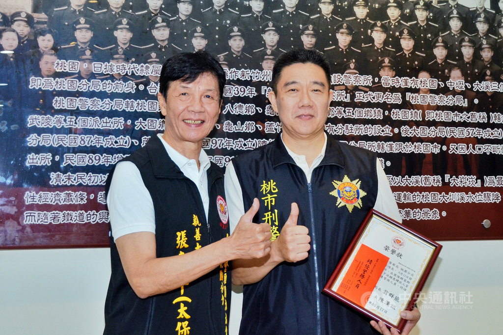 桃園市一家中古車行12日晚間發生犯嫌持槍挾持人質案件,演員張嘉年(太保)(左)表示,對小隊長王強生(右)為搶救人質生命,毅然決然孤身犯險與歹徒周旋談判,讓他感到相當敬佩,因此計畫將這段故事與陸續收集到的題材拍攝成影集。(桃園分局提供)中央社記者吳睿騏桃園傳真 108年6月18日