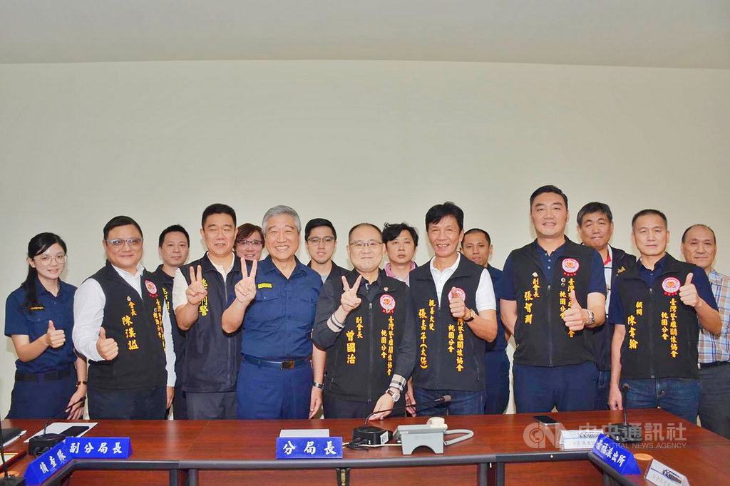 台灣警雁關懷協會桃園分會18日下午與演員張嘉年(太保)(前右3)等人,到桃園市警局桃園分局頒贈獎狀及獎金,鼓勵辦案有功人員及偵破其他指標性案件的績優員警。(桃園分局提供)中央社記者吳睿騏桃園傳真 108年6月18日