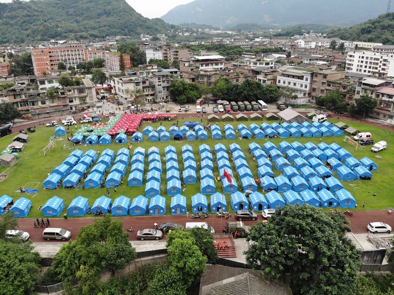 雙河中學操場內設立災民帳篷。(中新社提供)
