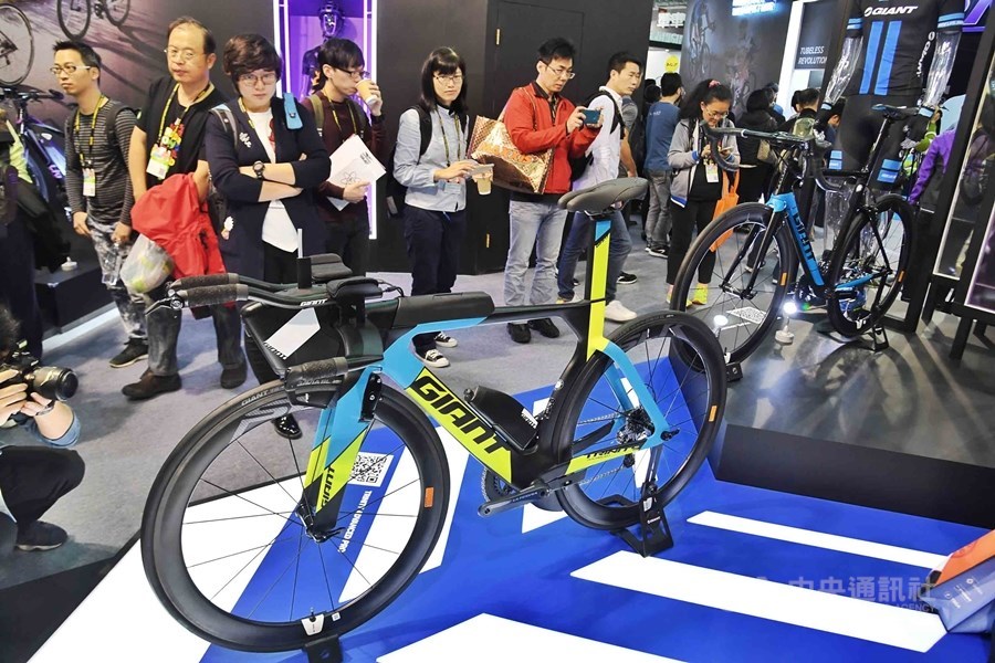以捷安特品牌聞名的巨大集團表示,很早就發覺到美中關稅戰開打,並開始將美國訂單從中國大陸的工廠轉移到台灣大本營。圖為2017年台北國際自行車展捷安特展場。(中央社檔案照片)
