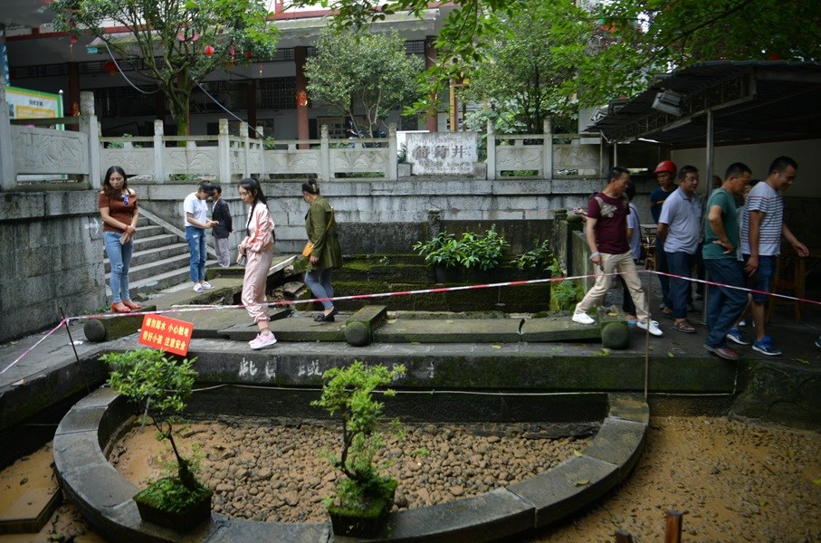 長寧文物古蹟葡萄井因地震毀損,井中泉水消失。(中新社提供)