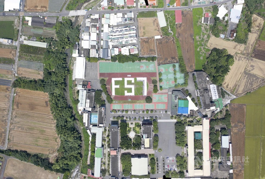 福爾摩沙衛星七號預計於美國時間24日發射,雲林正心中學師生19日在學校操場排出代表福衛七號的英文縮寫FS7,好讓福衛五號飛越台灣上空時取像。(正心中學提供)中央社記者江俊亮傳真 108年6月19日